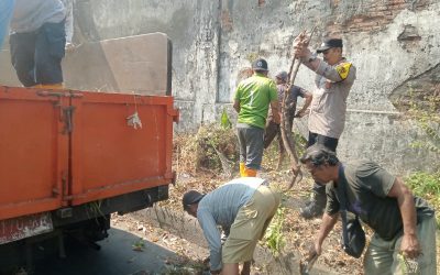 Bhabinkamtibmas Kedung Lumbu Bersama Pokmas Gotong Royong Sulap Jalan Untung Suropati Jadi Taman