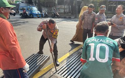 Tindak Lanjuti Aduan Warga, Bhabinkamtibmas Timuran Bersama Petugas Gabungan Bersihkan Saluran Air di Jalan Ronggowarsito