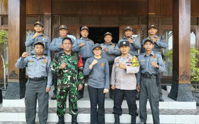 Perkuat Kesiapsiagaan Wilayah, Bhabinkamtibmas Bumi Bekali Anggota Linmas Hadapi Situasi Darurat