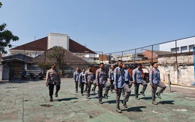 Tingkatkan Kesiapsiagaan Wilayah, Bhabinkamtibmas Kepatihan Kulon Latih Kemampuan Dasar Linmas