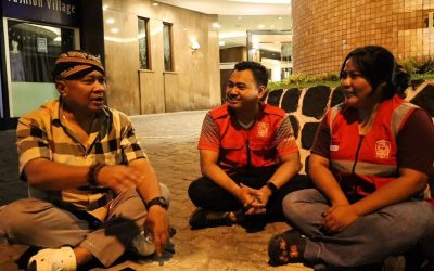 Duduk Santai di Tepi Slamet Riyadi, Mbah Con Dengar Curhatan Sedulur Relawan