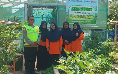 Dukung Ketahanan Pangan, Bhabinkamtibmas Gilingan Sambangi Kampung Sayur KWT Mandiri Asri