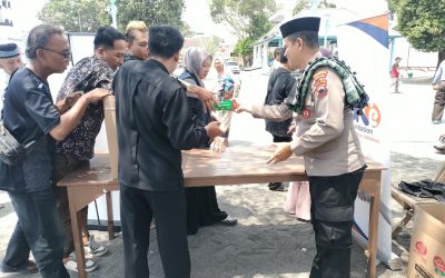 Jumat Berkah di Masjid Agung Solo, Polsek Pasar Kliwon dan Like Foundation Bagikan 200 Nasi Kotak