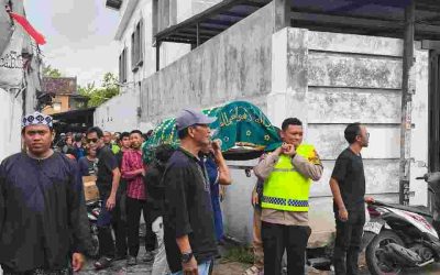 Bhabinkamtibmas Kratonan Bersama Linmas Bantu Kelancaran Prosesi Pemakaman Warga