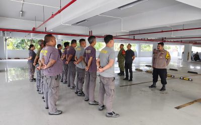 Jelang Lomba Tingkat Kota, Bhabinkamtibmas Kepatihan Kulon Latih PBB Satlinmas