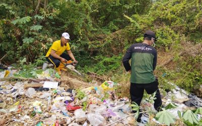 Bhabinkamtibmas Jajar Turun Tangan Bersihkan Tumpukan Sampah, Libatkan Alat Berat